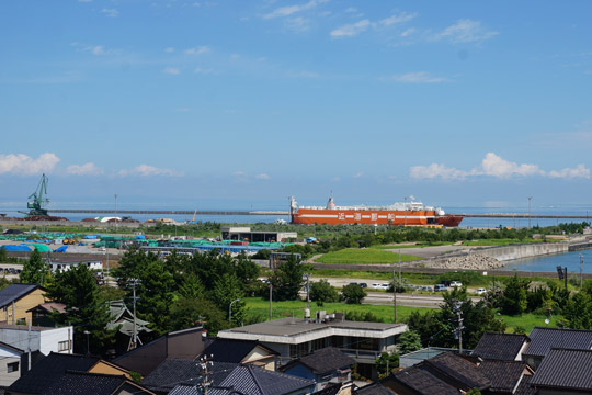 伏木港に接岸したタンカー船